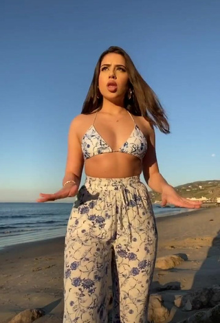 Guapísima Amanda Díaz con Atractivos Sujetador de Bikini en la playa