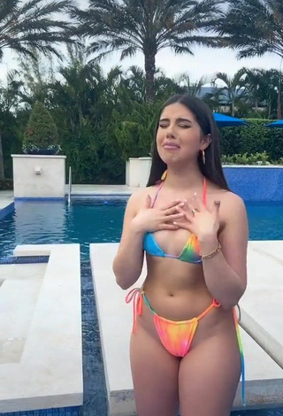 3. Bonita Amanda Díaz Con Bikini En La Piscina