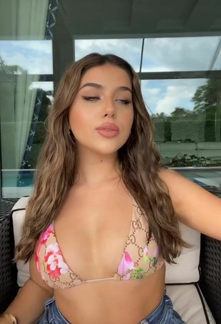 Adorable Amanda Díaz con Sujetador de Bikini