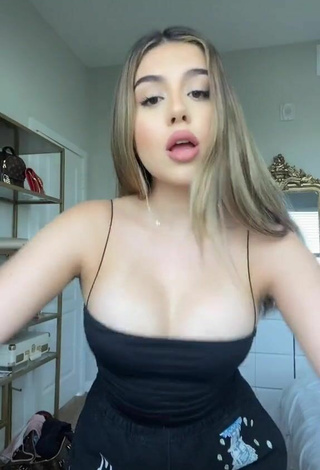 Sexy Amanda Díaz enseña escote con Top Negro