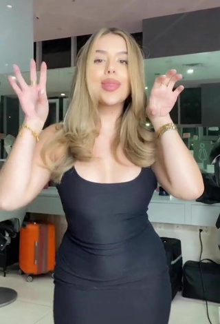 4. Sexy Amanda Díaz Con Vestido Negro