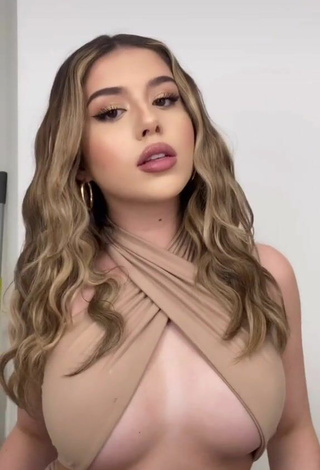 Hermosa Amanda Díaz enseña escote con Top Corto Beige