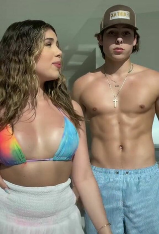 Sensual Amanda Díaz enseña escote con Fascinantes Sujetador de Bikini