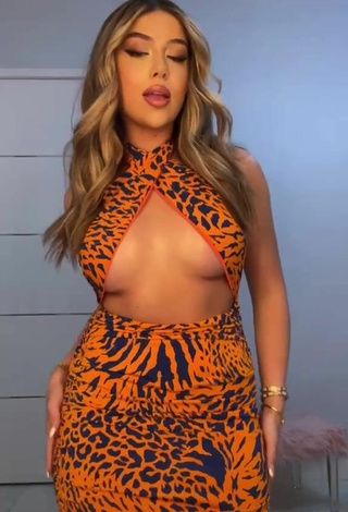 Atractiva Amanda Díaz con Seductores Vestido Leopardo