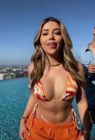 2. Maravillosa Amanda Díaz Con Sujetador De Bikini En La Piscina