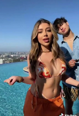 5. Maravillosa Amanda Díaz Con Sujetador De Bikini En La Piscina