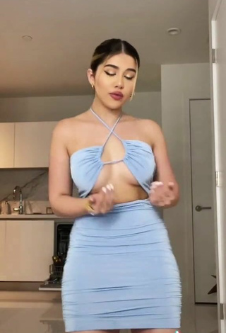 3. Más Caliente Amanda Díaz Con Vestido Azul