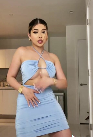 5. Más Caliente Amanda Díaz Con Vestido Azul