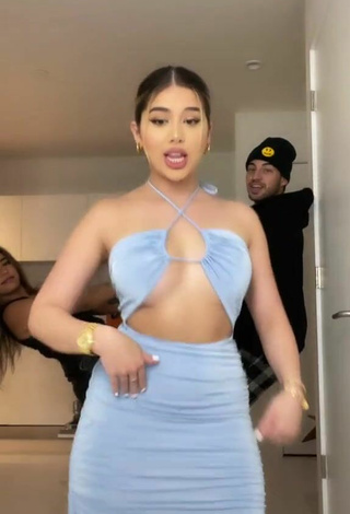 Adorable Amanda Díaz con Vestido Azul mientras hace twerking