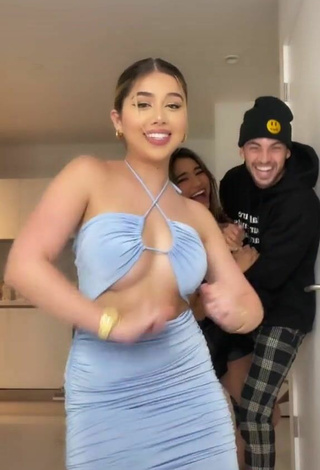 3. Adorable Amanda Díaz Con Vestido Azul Mientras Hace Twerking