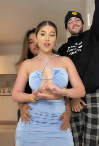 4. Adorable Amanda Díaz Con Vestido Azul Mientras Hace Twerking