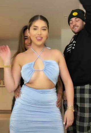 5. Adorable Amanda Díaz Con Vestido Azul Mientras Hace Twerking