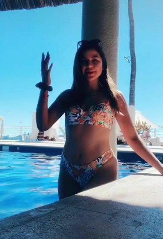 2. Atractiva Ana Morquecho Con Seductores Bikini Floral En La Piscina