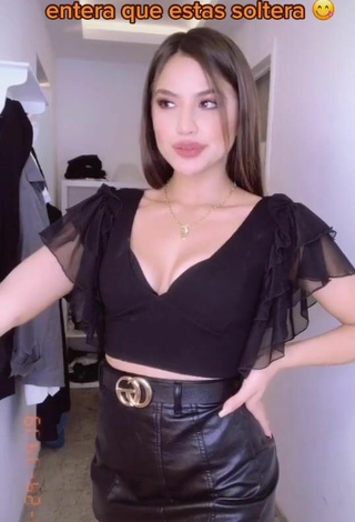 Sexy Ana Morquecho enseña escote con Top Corto Negro