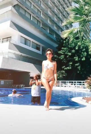 2. Elegante Ana Morquecho Con Bikini Floral En La Piscina