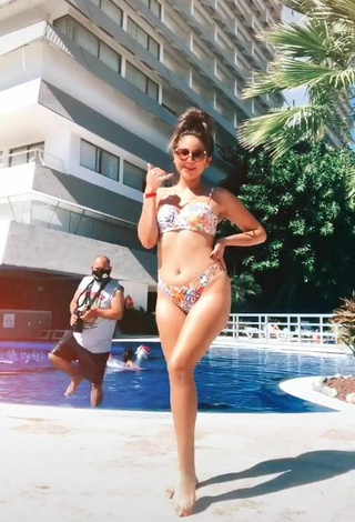 4. Elegante Ana Morquecho Con Bikini Floral En La Piscina