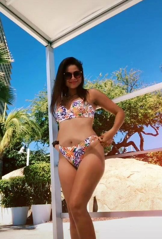 Bonita Ana Morquecho con Bikini Floral