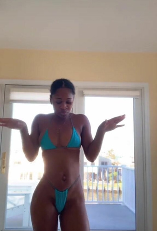 Caliente Angel Ogbonna enseña escote con Mini Bikini Azul