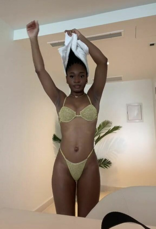 Sexy Angel Ogbonna Enseña el culo