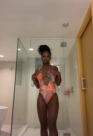 Sexy Angel Ogbonna enseña escote con Traje de Baño