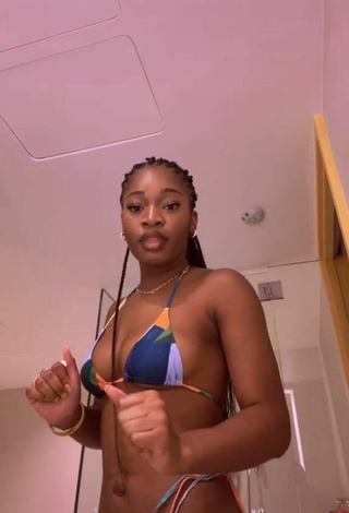 Adorable Angel Ogbonna enseña escote con Bikini y Senos Saltarines