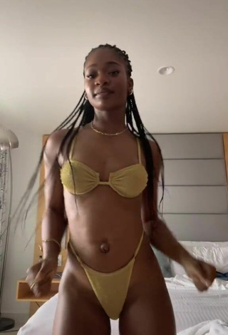 2. Bonita Angel Ogbonna Con Bikini Dorado