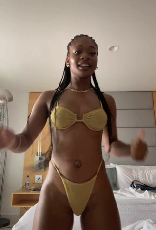 3. Bonita Angel Ogbonna Con Bikini Dorado