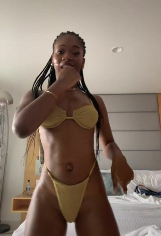 4. Bonita Angel Ogbonna Con Bikini Dorado