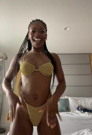 5. Bonita Angel Ogbonna Con Bikini Dorado