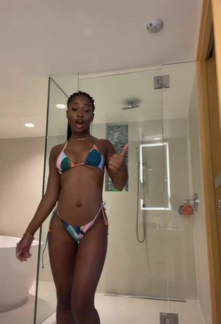 Hermosa Angel Ogbonna enseña escote con Bikini