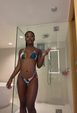 2. Hermosa Angel Ogbonna Enseña Escote Con Bikini