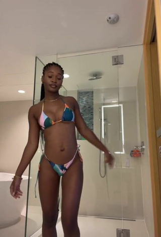 3. Hermosa Angel Ogbonna Enseña Escote Con Bikini