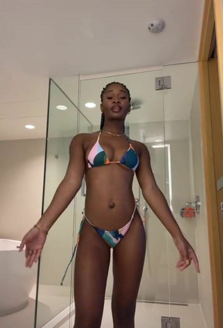 5. Hermosa Angel Ogbonna Enseña Escote Con Bikini