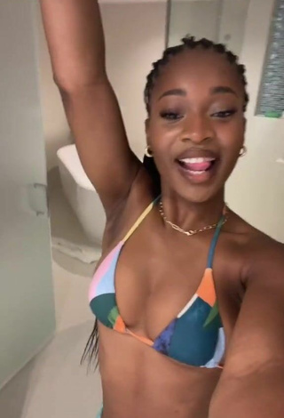 Guapísima Angel Ogbonna enseña escote con Atractivos Bikini