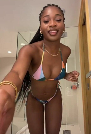 4. Guapísima Angel Ogbonna Enseña Escote Con Atractivos Bikini