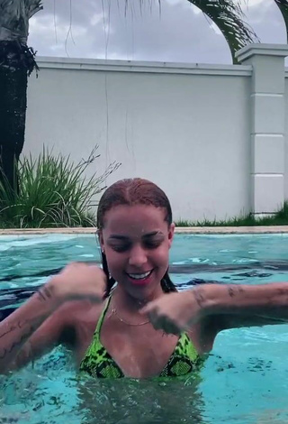 2. Sexy Anna Catarina Con Sujetador De Bikini En La Piscina