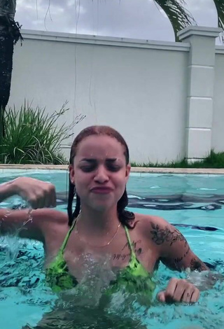 4. Sexy Anna Catarina Con Sujetador De Bikini En La Piscina