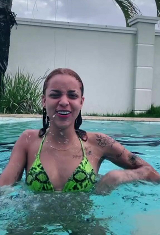 5. Sexy Anna Catarina Con Sujetador De Bikini En La Piscina