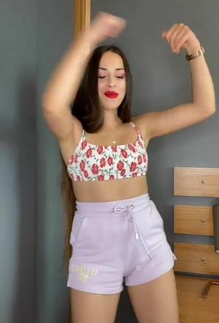 3. Hermosa Asena Kızılarslan Con Top Corto Floral