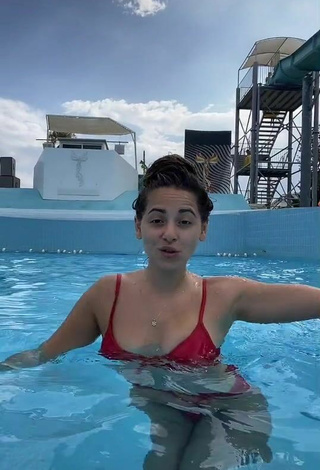 Sexy Asena Kızılarslan con Bikini Rojo en la piscina