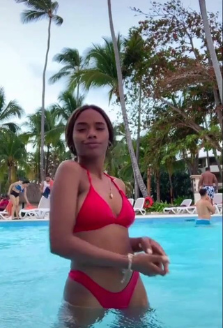 Guapísima Ashley Montero con Atractivos Bikini Rojo en la piscina