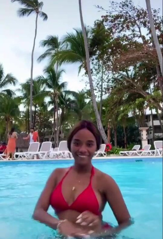 2. Guapísima Ashley Montero Con Atractivos Bikini Rojo En La Piscina