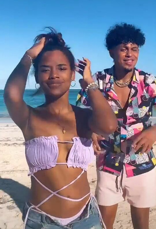 Más caliente Ashley Montero con Sujetador de Bikini en la playa