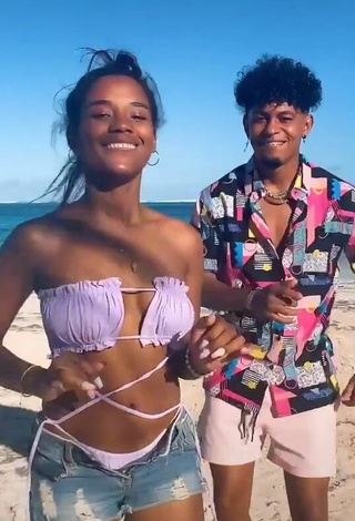 2. Más Caliente Ashley Montero Con Sujetador De Bikini En La Playa