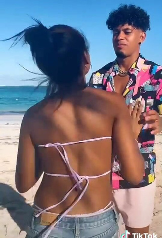 3. Más Caliente Ashley Montero Con Sujetador De Bikini En La Playa