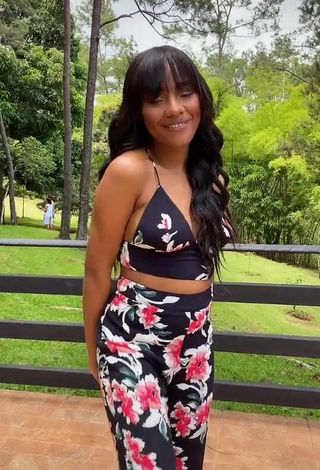 Hermosa Ashley Montero con Top Corto Floral