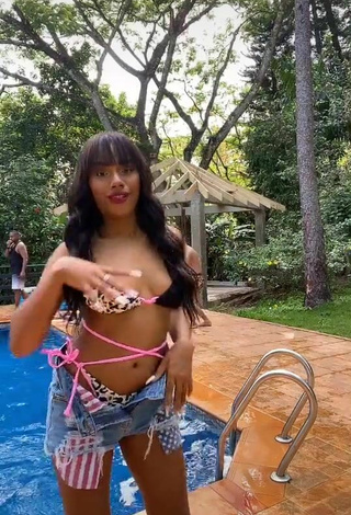 Atractiva Ashley Montero con Seductores Bikini en la piscina