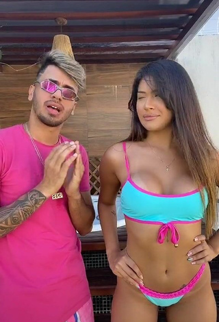 2. Preciosa Ayarla Souza Enseña Escote Con Bikini Azul Mientras Hace Twerking