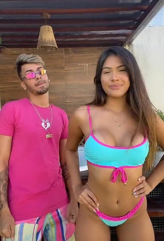 3. Preciosa Ayarla Souza Enseña Escote Con Bikini Azul Mientras Hace Twerking