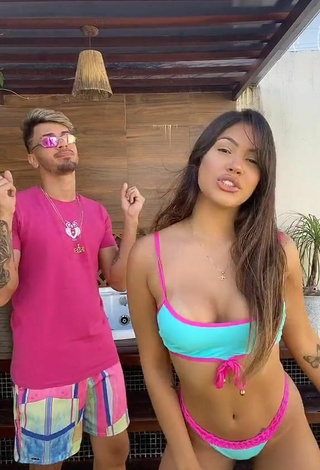 4. Preciosa Ayarla Souza Enseña Escote Con Bikini Azul Mientras Hace Twerking